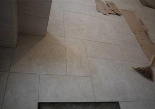 工人上料如何看瓷砖好坏,揭秘瓷砖品质优劣的秘诀