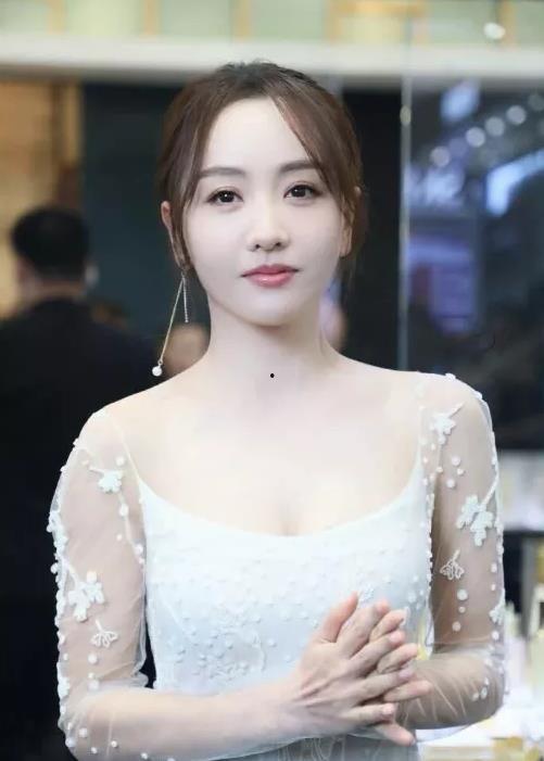 明星杨蓉是谁,影视圈的多面女神，从古装美女到现代时尚